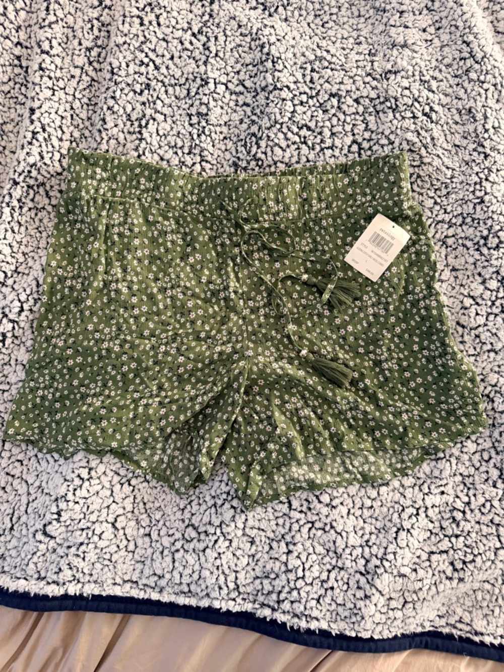 NWT Retrology women’s L green floral pull on Drawstring shorts